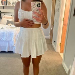Size large white pleated skirt